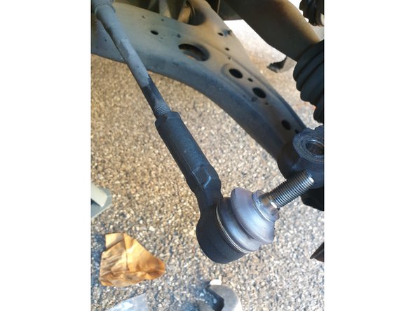 Visser la nouvelle rotule du même nombre de tour que l'ancienne