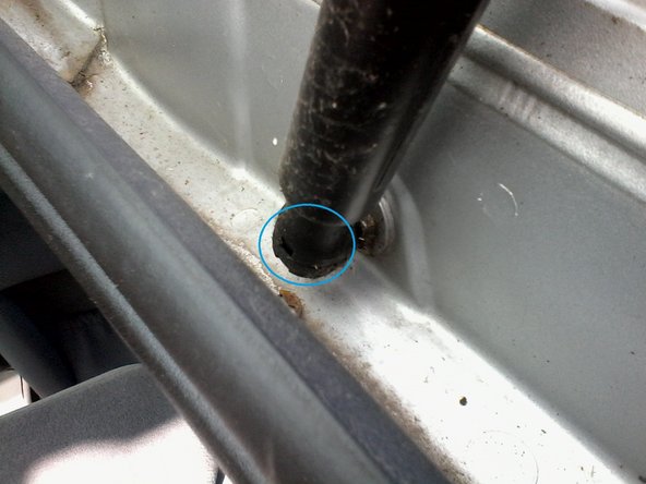 Écarter les clips des 2 rotules pour écarter les 2 clips , prendre un tournevis fin et l’insérer  au niveau de la rotule pour déboîter le verin