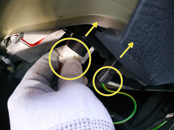 tenir le feu d'une main et reconnecter la masse et la prise du feu de l'autre main