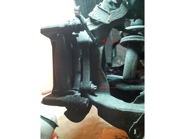 Deviser les 2 vis qui maintiennent le support d’étrier de frein. Ce n'est pas évident car elles sont montées avec du frein filet et leur extrémité se trouvant sous le disque est rouillé