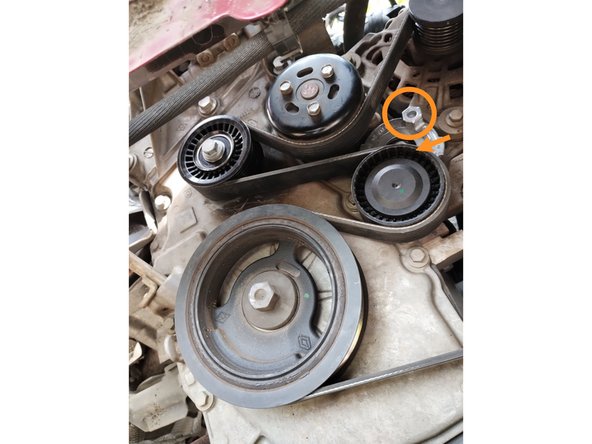 Poser le nouveau galet tendeur et clipser le cache vis