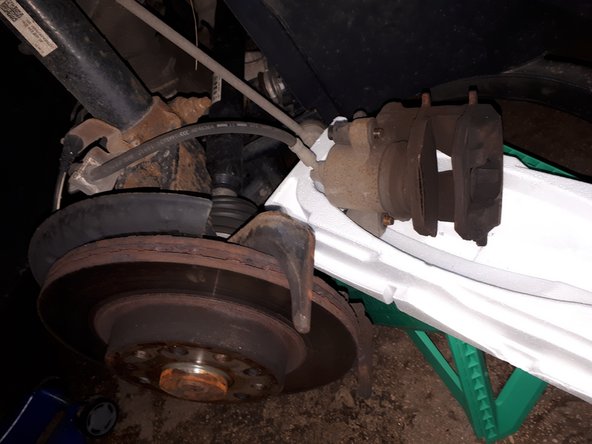 L'étrier peut être démonté et placé en retrait. Attention à ne pas trop tirer sur le flexible qui doit rester en place.