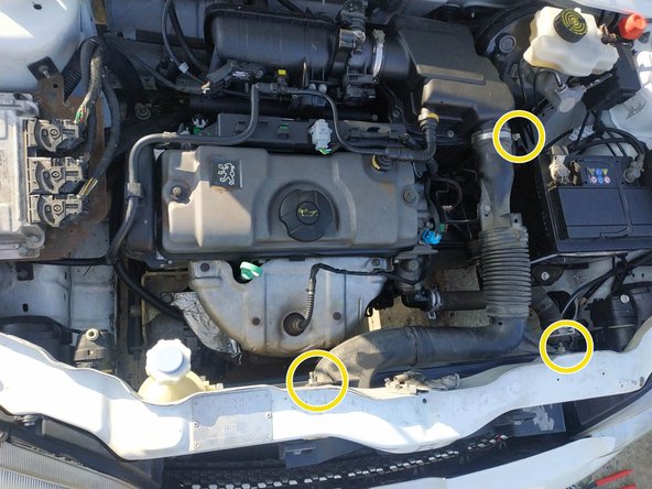 mettre la conduite d'air en place et serrer le collier et les écrous, clés de 7mm et 10mm