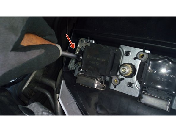 Retirez les tresse de masse, pour cela retirer leur boulon (douille de 8)