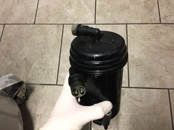 Serrer le à l'aide de la clé à sangle