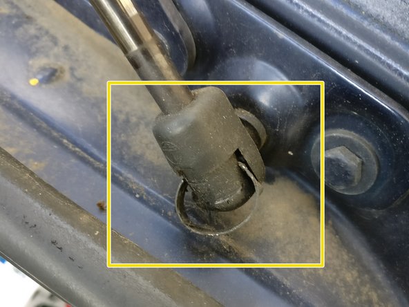 Faire levier pour défaire l'agrafe