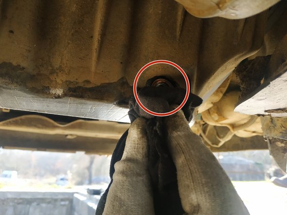 nettoyer le carter à l'aide d'un chiffon