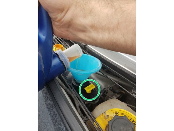 Vérifiez sur le manuel de la voiture la quantité d'huile necessaire.