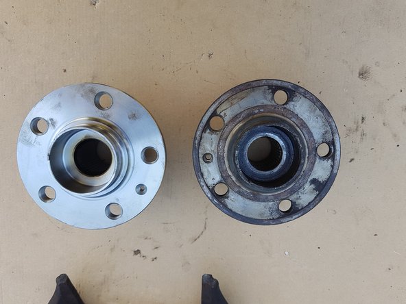 Pour ce kit, SKF a choisi de développer pour la rechange indépendante un roulement de conception différente sans bague d’arrêt. Il n’y a aucune différence dans la procédure de remplacement, des performances identique ou supérieures du roulement. Ce changement de conception a été soigneusement testé et approuvé par les standards qualité SKF.