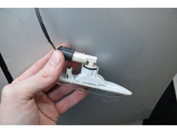 Tirez le clignotant pour le déboîter.