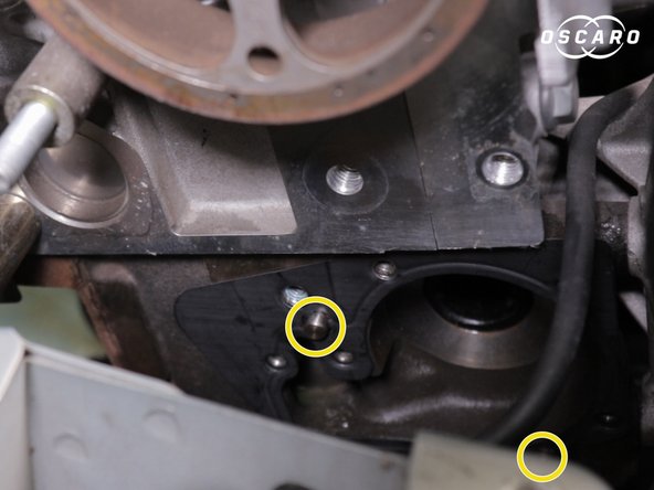 Poser le joint de la pompe à eau sur  les guides