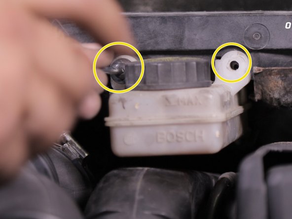 Revisser les 2 vis du bocal de liquide de frein