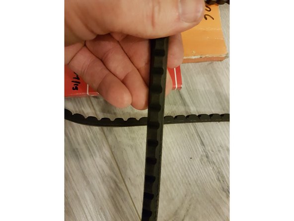 Sur la nouvelle courroie, on voit qu'elle est en bonne état.