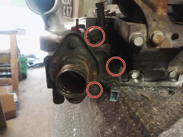 Serrez progressivement les vis de fixation