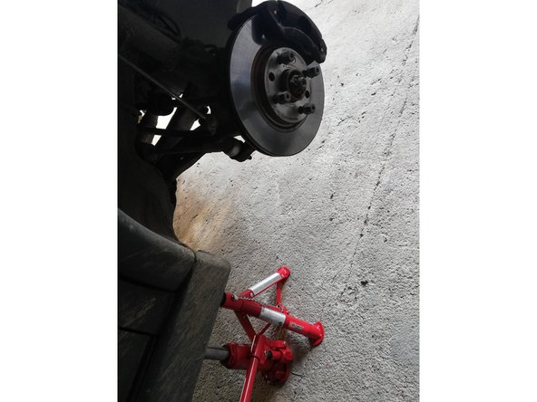 Monter la voiture sur chandelles à l'aide d'un cric.