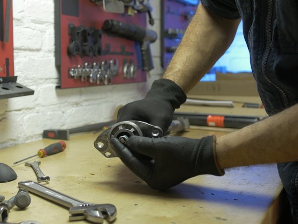 Dévisser l'écrou de la tête d'amortisseur