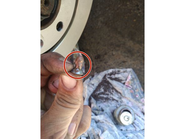 Replacer le disque et revisser les 2 vis de maintiens en appliquant un peu de graisse cuivrée sur le filetage