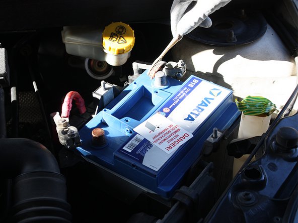 Avec une  brosse métallique, nettoyer les cosses surtout en cas de présence de sulfate (dépôt blanc).