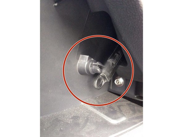 Sur le côté droit de la boite à gant, vous pouvez remettre le petit bras en plastique dans son logement puis appuyer fortement dessus pour le clipser.