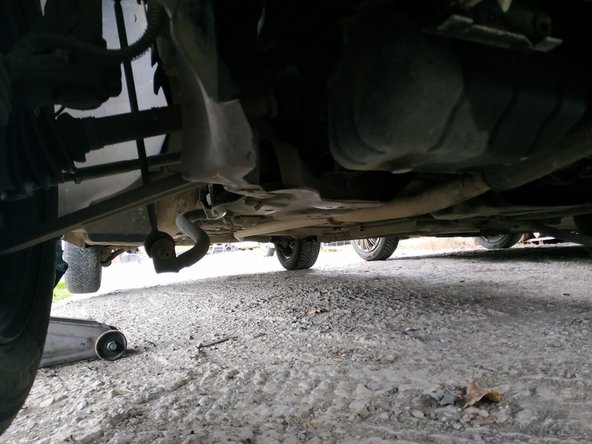 lever la voiture à l'aide du cric et retirer la chandelle (ou les cales en bois comme ici)