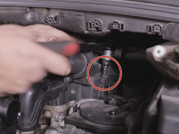 Extraire le couvercle de la boite à air retenant le filtre en levant la partie avant et en tirant vers soi.