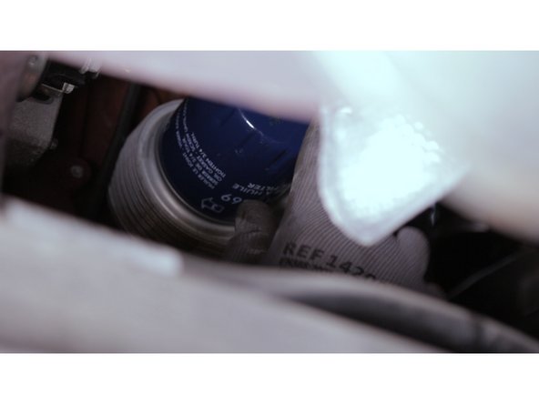 Reposer le filtre à huile à la main dans son emplacement