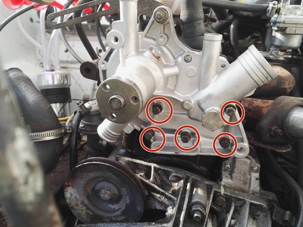 Mettre la nouvelle pompe en place, et serrer progressivement les 6 vis