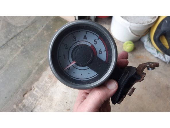 Compte-tour démonté du bloc acheté.