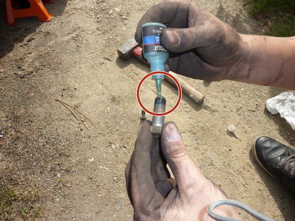 Prendre les deux vis de fixation de l'étrier et appliquer du frein filet sur celles-ci.