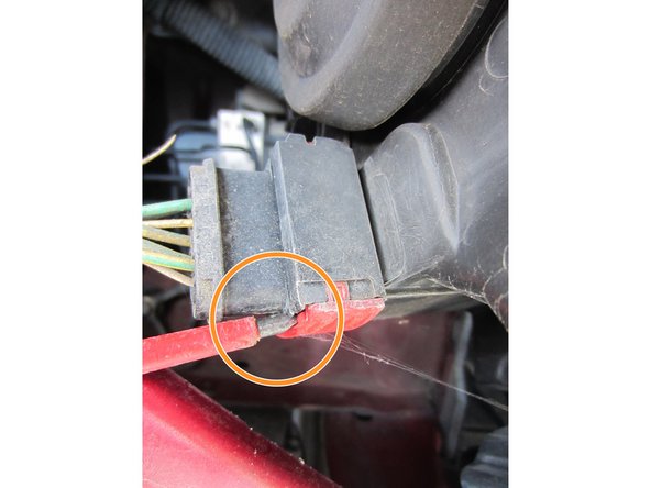 Déverrouiller avec un tournevis le connecteur principal