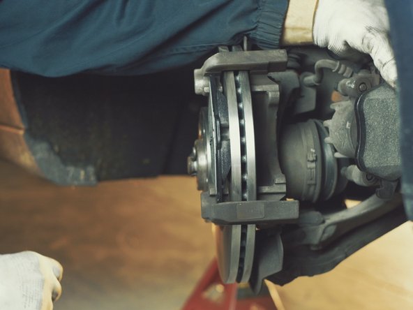 Replacer la seconde plaquette sur la chape de l'étrier