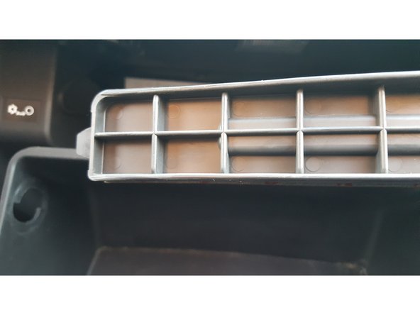 Une fois la plaque libérée on accède au filtre qui se trouve derrière cette plaque