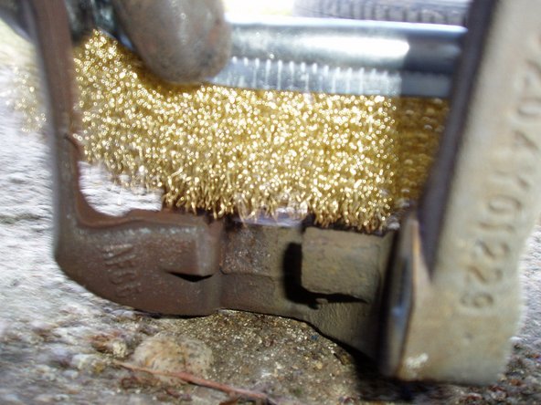 Nettoyer l'emplacement des plaquettes à l'aide d'une brosse métallique