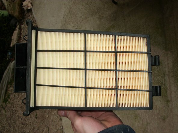 On peut voir que l'ancien filtre à air est très sale... Le filtre a air est un élément très important pour assurer la longévité du moteur, il empêche les imputées de rentrer.