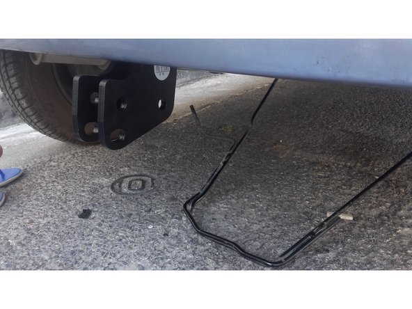 Vous pouvez utiliser un grand tournevis ou la clé de la roue de secours.