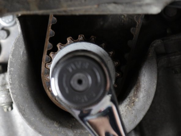 Repositionner la vis sans la poulie puis serrer