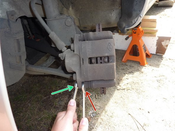 Maintenir l'écrou du coulisseau à l'aide d'une clé plate de 17. Débloquer et dévisser la vis extérieure à l'aide d'une clé plate ou à œil de 13.