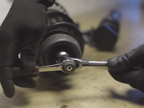 Replacer la clé à pipe de 21 et le cliquet pour desserrer la butée d'amortisseur