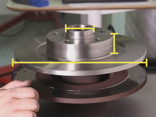 Comparez  l'ancien et le nouveau disque de frein, largeur, longueur et le nombre de trous