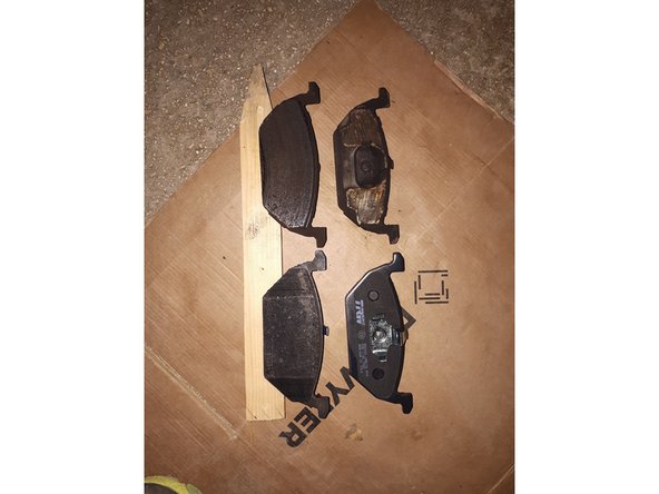 En l'absence de repousse piston, il est tout à fait possible d'utiliser un serre-joint (comme sur la photo)