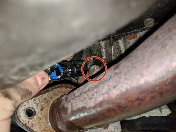 Enlever la vis qui maintient le catalyseur au châssis à l'aide d'une clé à cardans et une douille de 16