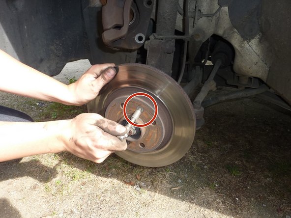 ++Débloquer et dévisser les deux vis torx qui maintiennent le disque à l'aide d'une clé torx de 30, ou l'aide d'un tournevis à frapper si besoin.