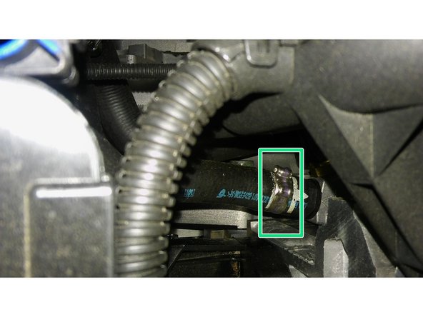 A l'aide d'un grand tournevis à fente, faire levier sur les collier d'origine pour pouvoir enlever les durites d'eau.