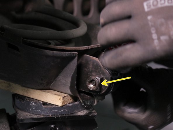 Replacer la vis du bas de l'amortisseur et bloquer