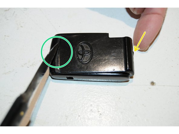 Appuyer sur le même bouton (celui pour sortir la clé).