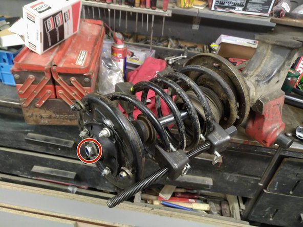 Mettre en place les griffes afin de brider les ressorts