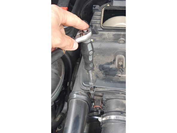 il faut dévisser les 7 vis torx qui maintiennent le couvercle. Attention, certaines s’enlèvent complétement, donc ne pas les faire tomber au fond du moteur