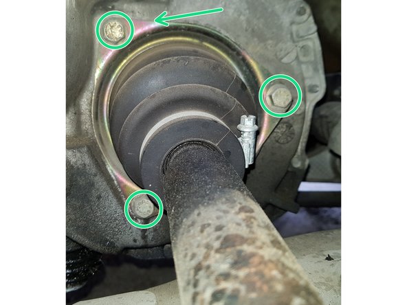Vérifiez que votre cardan est accouplé à la boîte de vitesse et maintenu par une plaque qui est fixée par des vis.