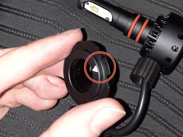 Il faut d'abord placer la bague.