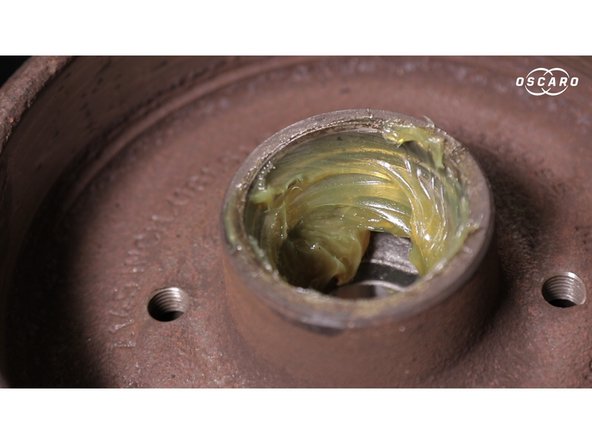 Avant d'accueillir les roulements vous devez graisser les cages et l'emplacement des roulements